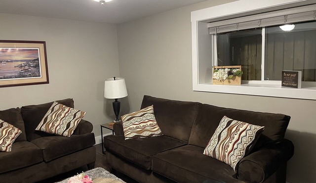 Hill Side Suites - Beautiful bright Apt 10 mins from airport!