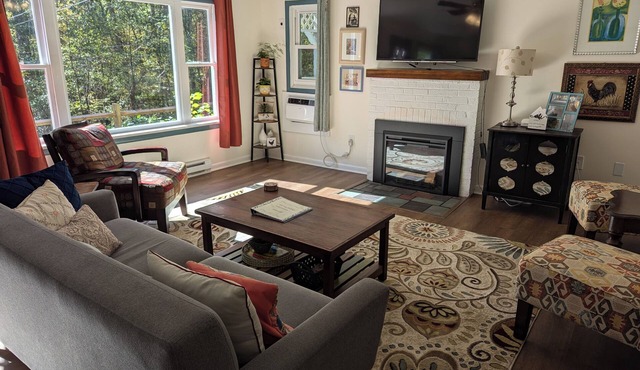 Hill Top Cottage with Chickens!