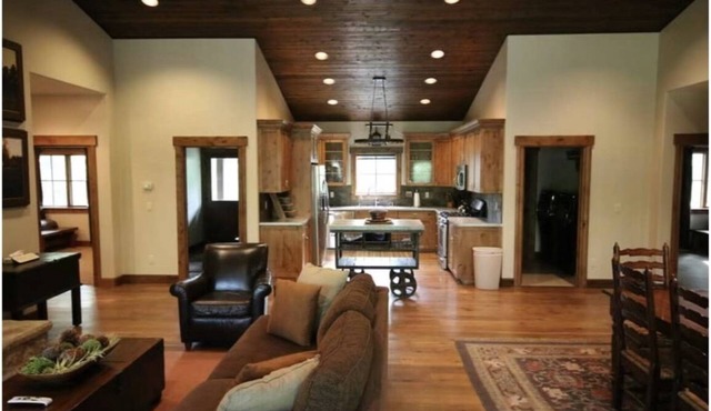 Hill top Luxury Bunkhouse 4bd, 2 full Bath and all amenities