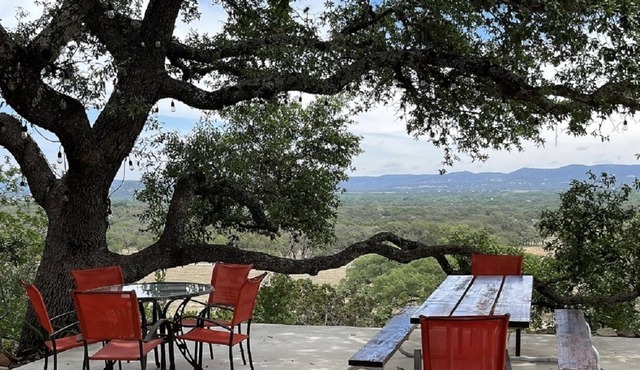 Hill-Top Oasis with Private pool and Hot tub Minutes from Garner and Lost Maples