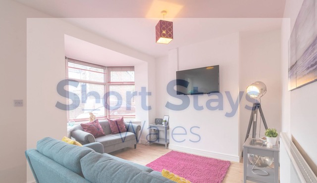 Hill View Home, family home close to everything!!