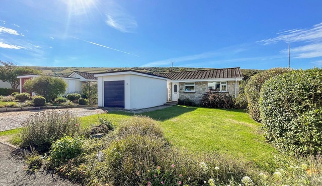 HILL VIEW, pet friendly, character holiday cottage in West Lulworth