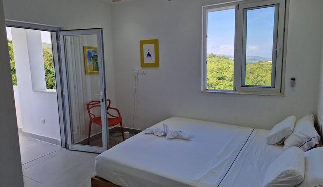 Hill view room with 2 shared bathrooms in seaview Villa