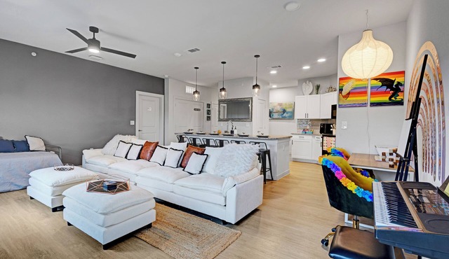 Hill Views 1-bedroom apartment with AC, WiFi near Sea World Six Flags Rim
