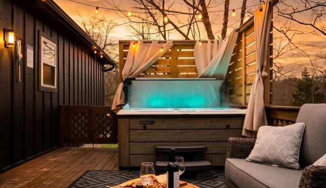 Hill Yea! Deck Fireplace + Hot Tub + Fenced Dog Run + EV Charger