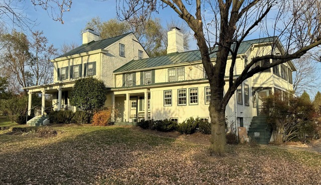 Hillandale Farmhouse circa 1774 - 6 bedrooms, sleeps 12, newly renovated