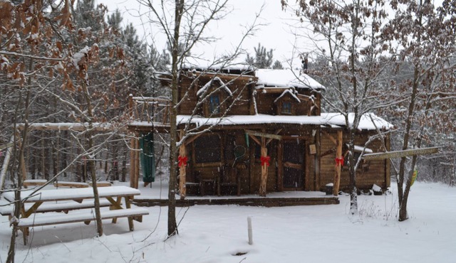 Hillbilly Hilt'n Cabin Tucked in the woods! - Close to the Dells! Sleeps 7