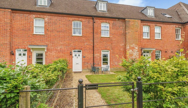 HILLCREST, BLYTHBURGH, family friendly, with pool in Southwold