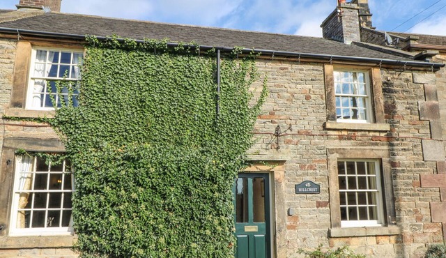 HILLCREST, family friendly, character holiday cottage in Longnor