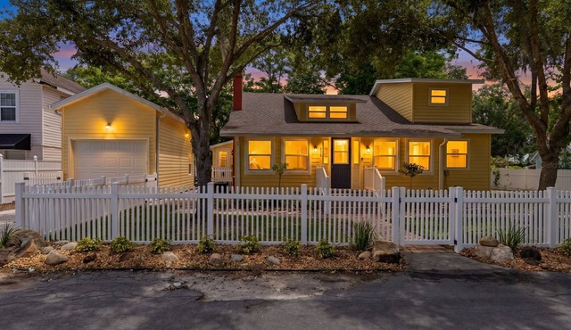 Hillcrest Hideaway 3 bedroom 3 bathroom just steps from Downtown Mount Dora