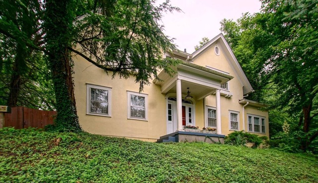 Hillcrest Hideaway~ Charming 3BR + Private Cottage