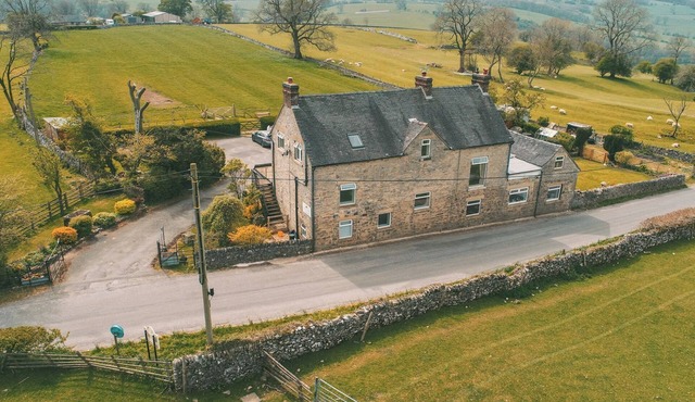 HILLCREST HOUSE, pet friendly, with hot tub in Ashbourne