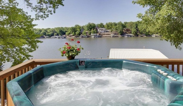 Hillcrest - Ideal Family Retreat with Hot Tub and Great Water Views. 39 MM