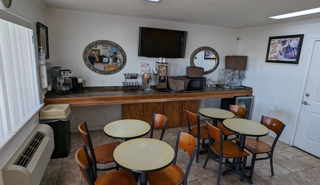 Hillcrest Inn & Suites
