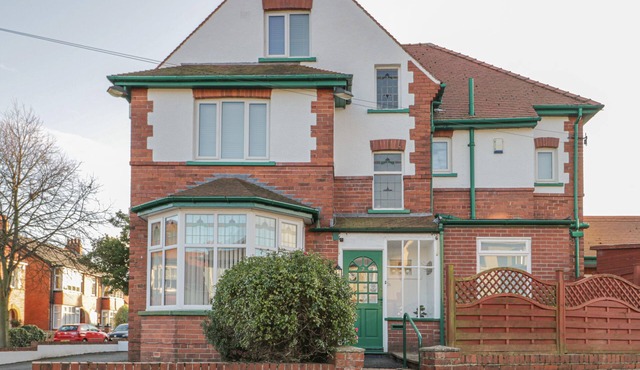 HILLCREST, pet friendly, character holiday cottage in Scarborough