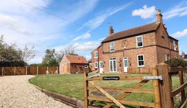 HILLCREST, pet friendly, character holiday cottage in Rampton