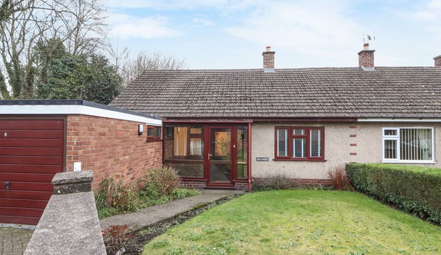 HILLCREST, pet friendly, with a garden in Chirk