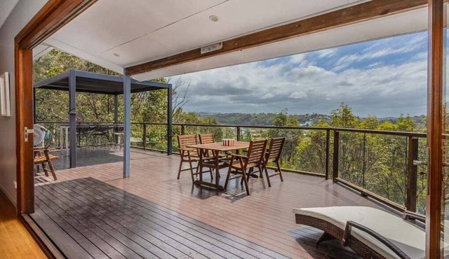 Hillcrest Retreat with River Views