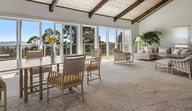 Hillcrest Terrace - Quiet Luxury with Bay Views