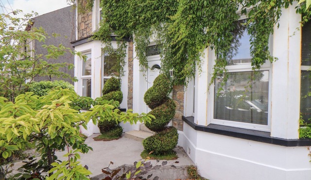 HILLCROFT, family friendly, character holiday cottage in St Austell