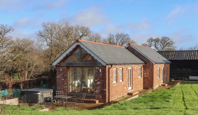 HILLDOWN COTT, family friendly, character holiday cottage in Bow