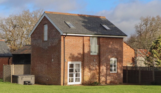 HILLDOWN GRANARY, romantic, character holiday cottage in Bow