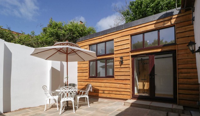 HILLFARROW HIDEAWAY, pet friendly, with a garden in Uffculme