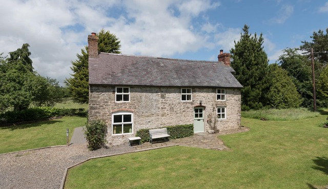 HILLGATE HOUSE, pet friendly, character holiday cottage in Hemford