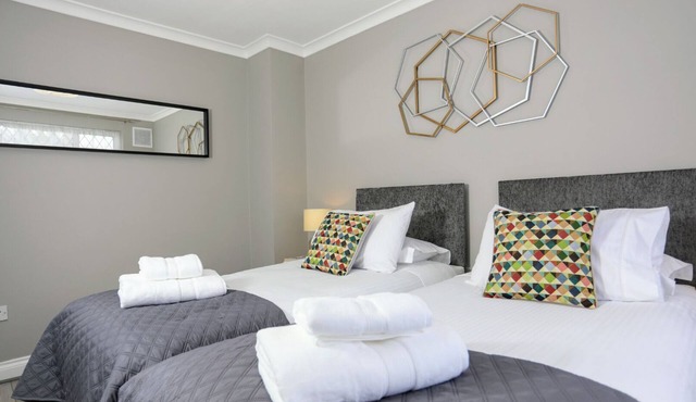 Hillingdon UB10 - Classic 3 Bedroom/2 Bathroom House