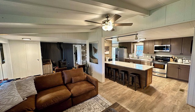 Hillman Homestead spacious, 4-bedroom house in the quiet country on 1 acre