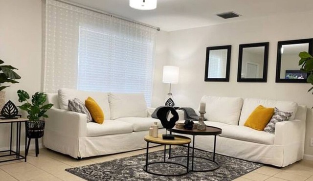 HILLMAN RETREAT.★ 3. NEAR BEACHES/PGA/DOWNTOWN/ROGER DEAN/HOT TUBn