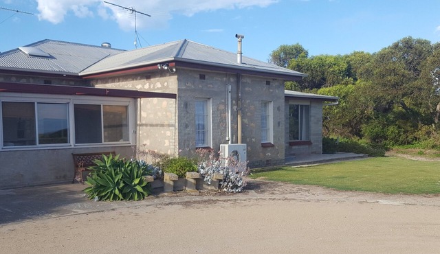 Hillocks Homestead Overlooking the Bush