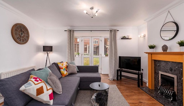 Hills Close - 3 Bed House - FREE Parking