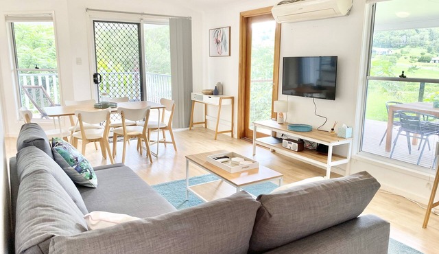 Hills Cottage - eco-friendly, pets welcome!