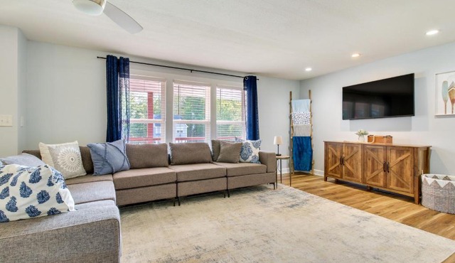 Hillsboro Hideaway with Private Hot Tub and Bunkhouse!