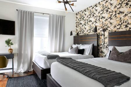Hillsboro Village Rooftop Retreat with City Views, Sleep 12 with Gourmet Kitchen, Smart TVs & Garage, Walk to Vanderbilt, Pancake Pantry and Boutique Shopping, Minutes to Broadway, 12 South and The Parthenon, Perfect for Groups, 24Hr Hospitality
