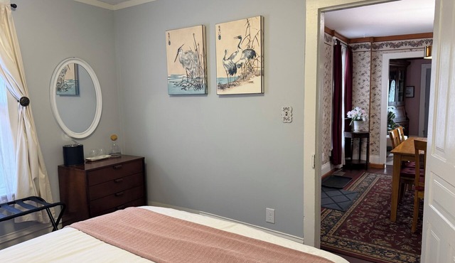 Hillsdale Cottage: Just a short walk to Hillsdale College! Across from Handmade
