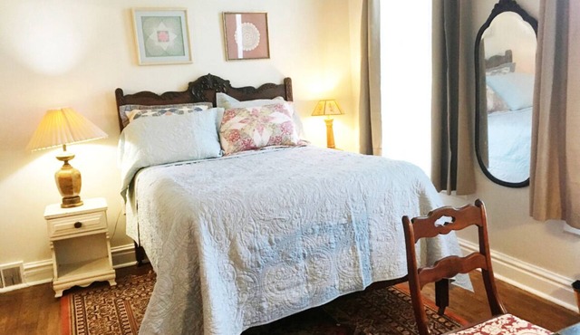 Hillsdale Victorian Studio w kitchenette Wifi TV , Queen Bed and Twin Bed