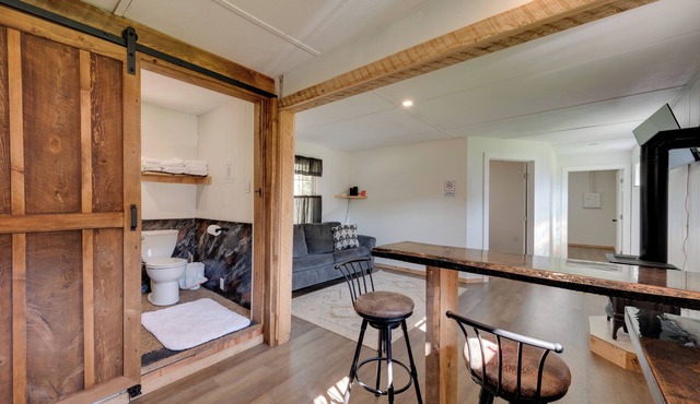 Hillsgrove Creekside Cabin: Close to Hiking