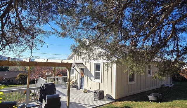 Hillside 3-bedroom bungalow 1 mile from Harrisonburg City limits, great views!