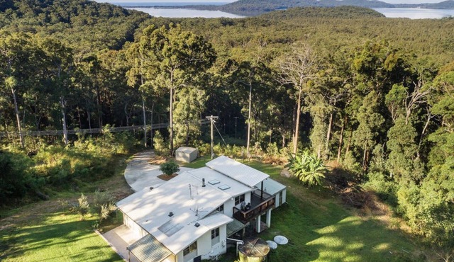 Hillside acreage, waterviews, 10min from beach - Perfect big groups/families!