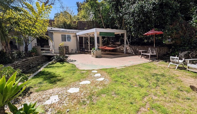 Hillside Bungalow near UCLA, Bel Air with Patio, Garden & Parking