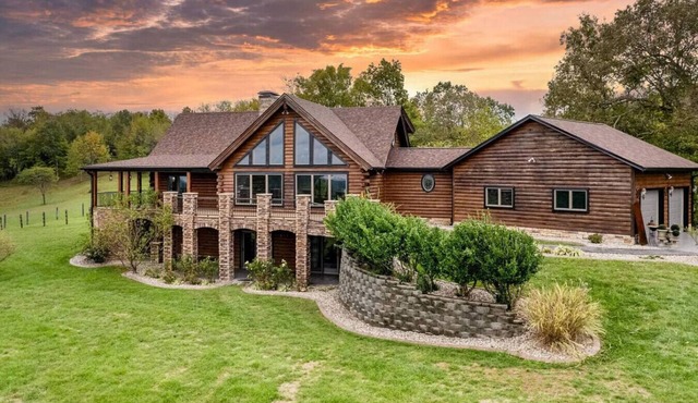 Hillside Cabin w/Slps 20+ 11BD 3BA Fireplace & Hot Tub