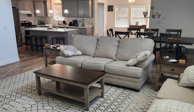 Hillside Chalet "The Beagles Nest" minutes from the beach ! New Construction