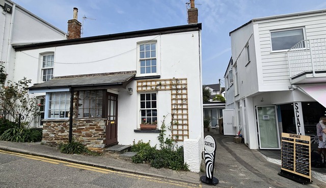 Hillside Cottage - a cottage that sleeps 5 guests in 2 bedrooms