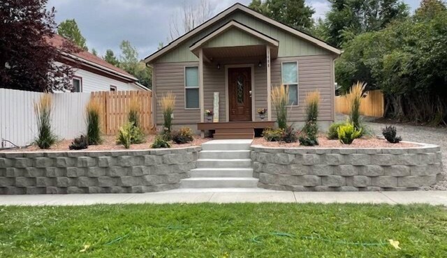 Hillside Cottage- Backyard Oasis, Serene Interior, walk to historic Downtown Cody