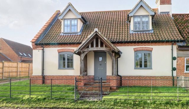 HILLSIDE COTTAGE, family friendly, with a garden in Necton