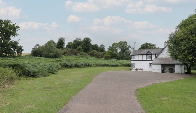 HILLSIDE COTTAGE, family friendly, with open fire in Monmouth