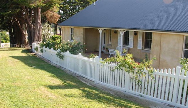 Hillside Cottage - historic 1843 attached cottage in an AWARD WINNING village