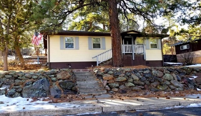 Hillside Cottage In The Pines With Great Views
